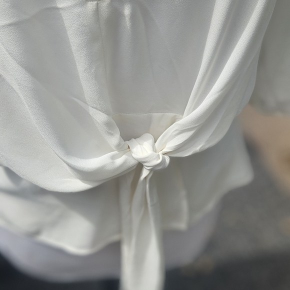 Express Women's Ivory Blouse Tie Front Keyhole Detail Flattering Fit Wmn's Sz M - Picture 4 of 8